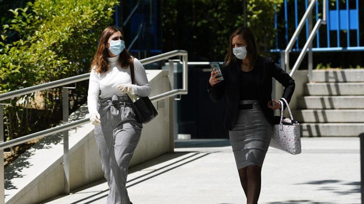 Dina Bousselham junto a su abogada en la Audiencia Nacional