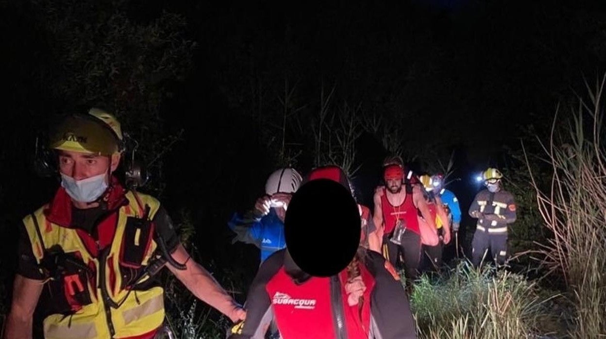 Una de las jóvenes, con prenda térmica de los bomberos