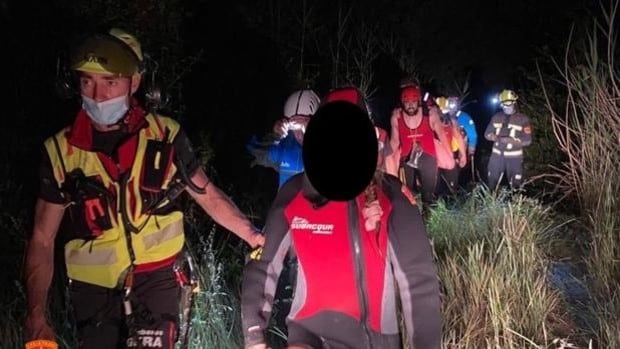 Los bomberos rescatan a dos menores atrapadas en una isleta del Alberche en Escalona