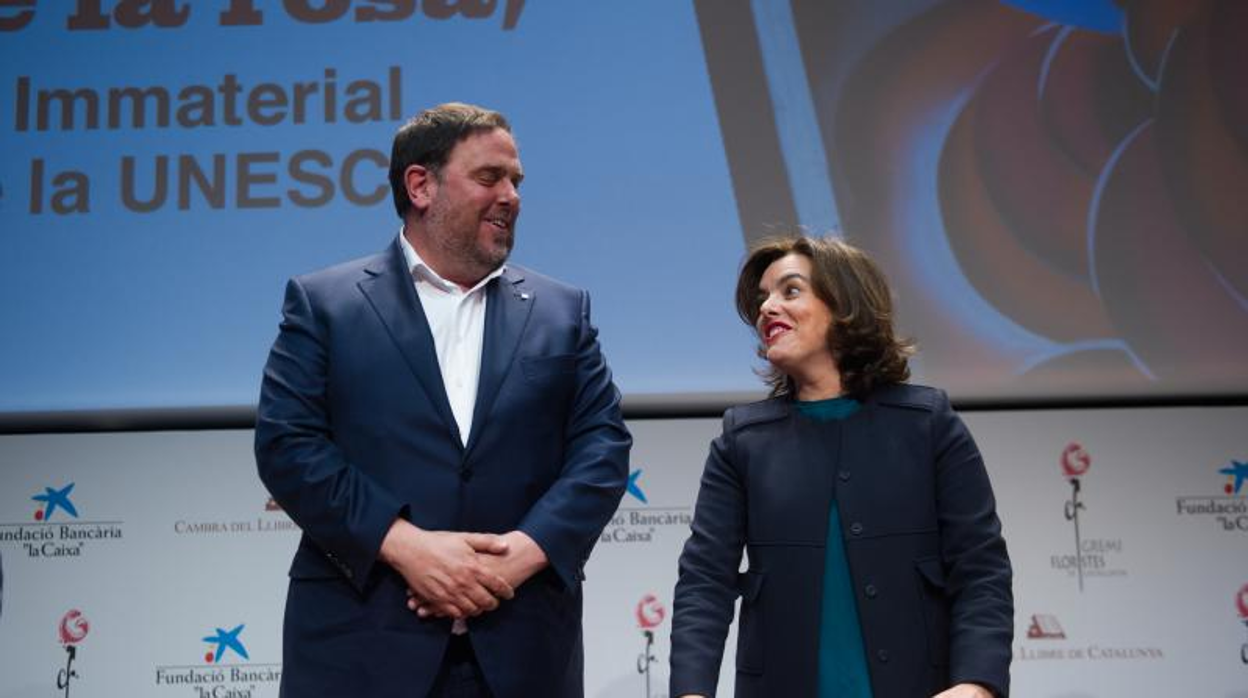 Oriol Junqueras y Soraya Sáenz de Santamaría, en un acto de apoyo a la candidatura de la fiesta de San Jordi como patrimonio inmaterial de la UNESCO, el 21 de abril de 2017