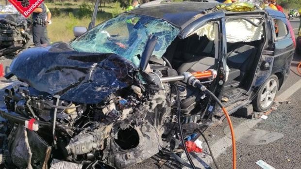 Muere una mujer y tres heridos atrapados en una colisión de dos coches en Santa Pola