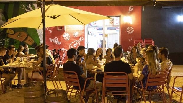 Valencia pasa del toque de queda a abrir las discotecas: horarios y aforos del ocio nocturno y la hostelería