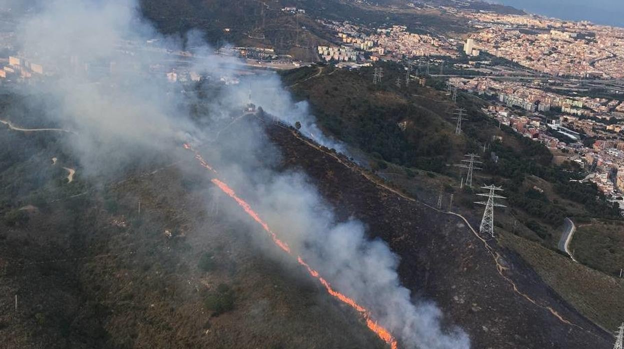 Foto aérea del incendio registrado ayer en Barcelona