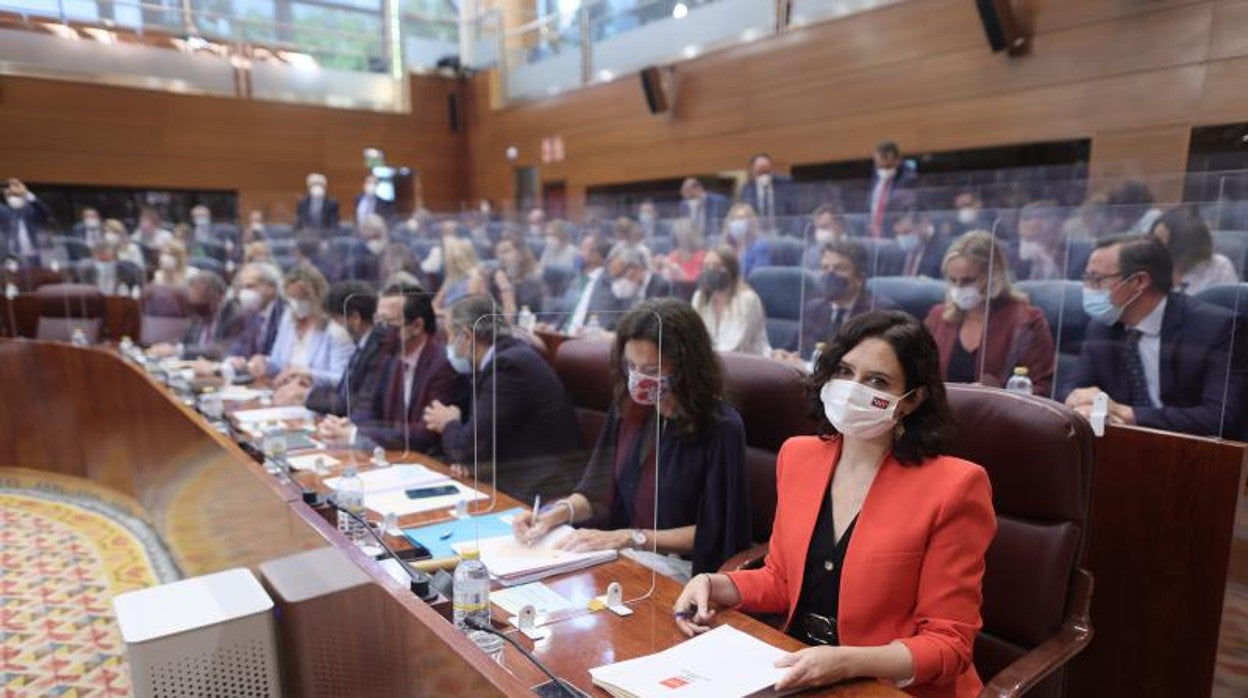 La presidenta de la Comunidad de Madrid, Isabel Díaz Ayuso, junto a su Grupo Parlamentario