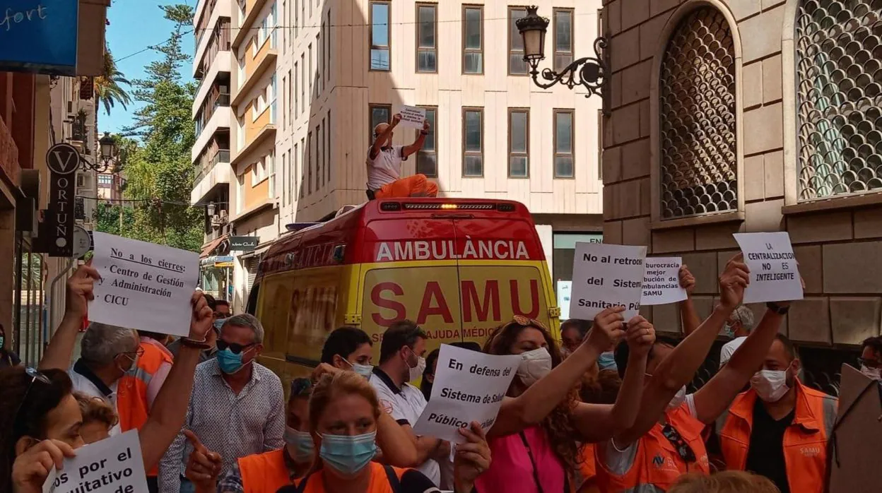 Personal del SAMU durante un corte de tráfico en el centro de Alicante en protesta por el traslado a Valencia
