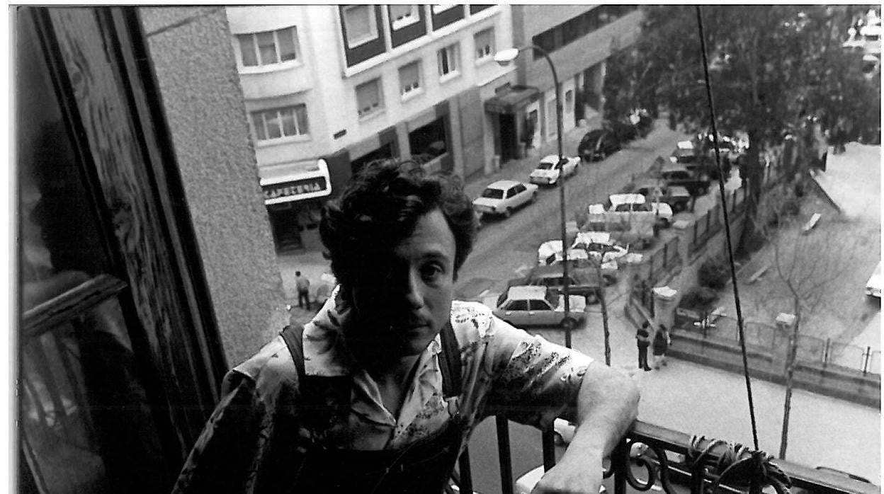 Hilario Camacho en su piso de la calle Bravo Murillo, en 1979