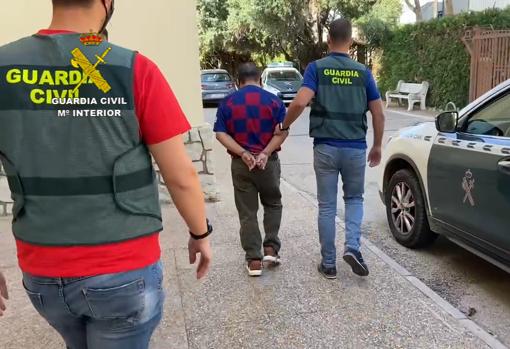 El detenido, custodiado por la Guardia Civil