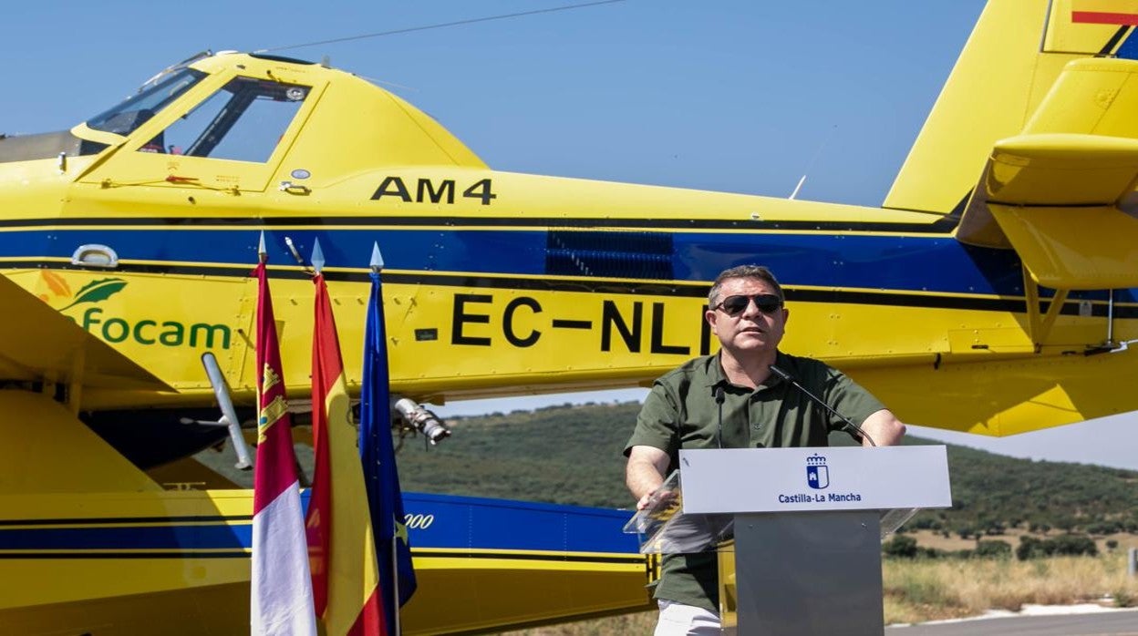 El presidente de Castilla-La Mancha, Emiliano García-Page, este miércoles en el aeródromo Quinto de Don Pedro en Los Yébenes