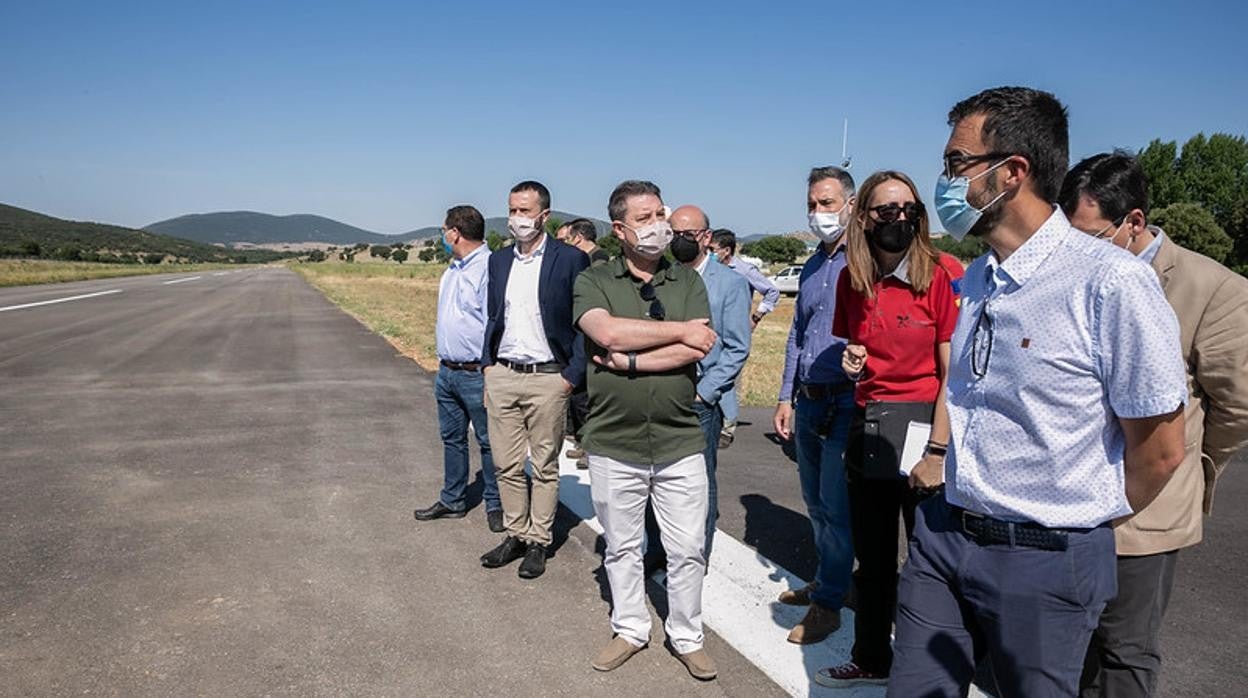 El presidente de Castilla-La Mancha en la pista ampliada del aeródromo de Los Yébenes