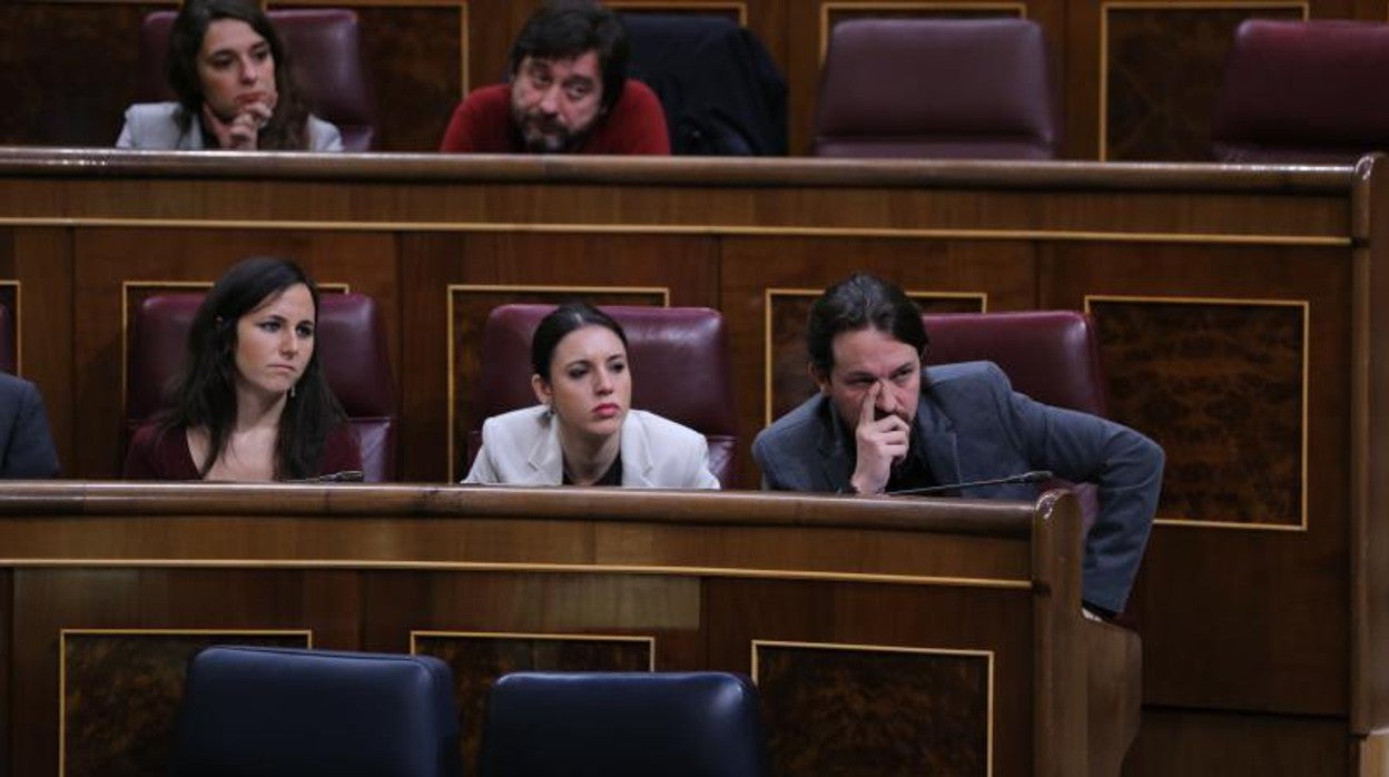 Ione Belarra, Irene Montero y Pablo Iglesias, en una fotografía en el Congreso antes de entrar en el Gobierno de coalición con el PSOE
