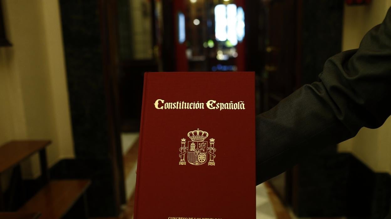 Un ejemplar de la Constitución Española