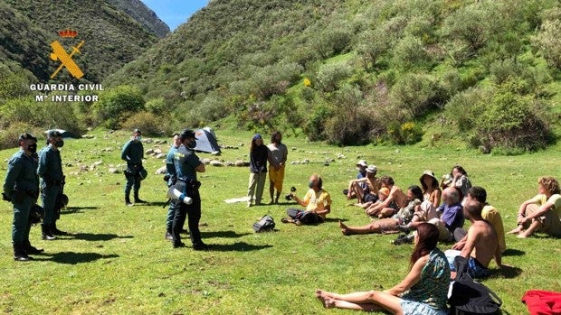 Los 'hippies' de la Familia Arcoíris se topan con la Guardia Civil