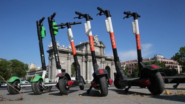 Más de 250 multas al día por aparcar mal patinetes, bicis y motos en Madrid