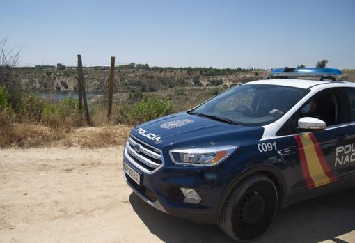 Un coche de la Policía Nacional en las inmediaciones, ayer por la mañana