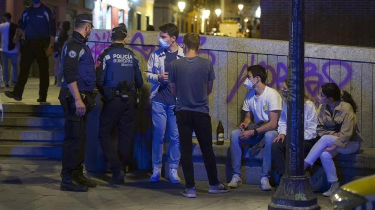 La Policía Municipal sanciona a unos jóvenes por hacer botellón en el centro de la capital