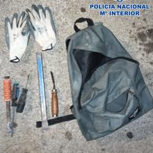 Herramientas y guantes que llevaban los ladrones