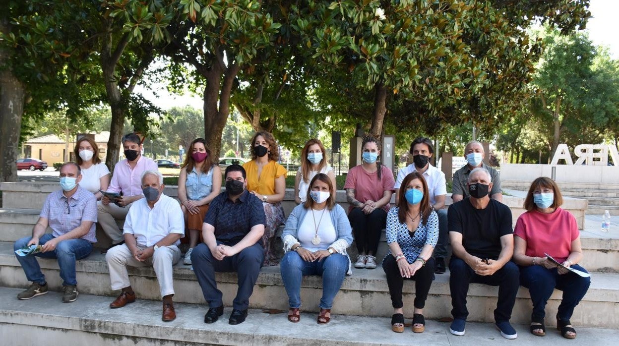 La alcaldesa, Tita García Élez, con varios concejales y representantes de colectivos