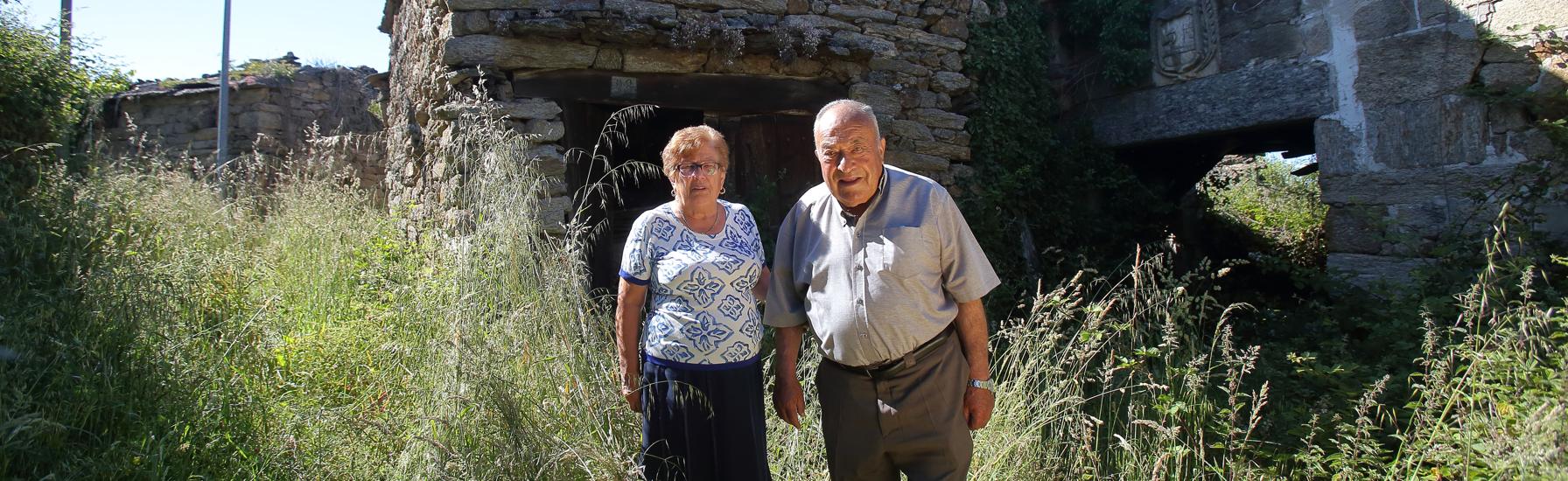 Pepita y Fernando, únicos habitantes de A Armada (La Teijeira), aldea que llegó a tener dieciséis familias e incluso telar y sastrería