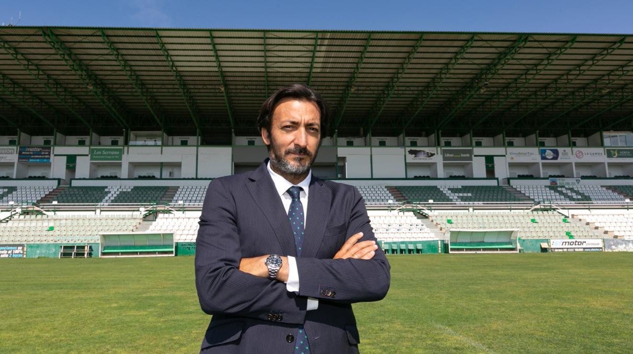 Joaquín Sánchez-Garrido posa en el césped del estadio ‘Salto del Caballo’, escenario del ascenso hace dos semanas