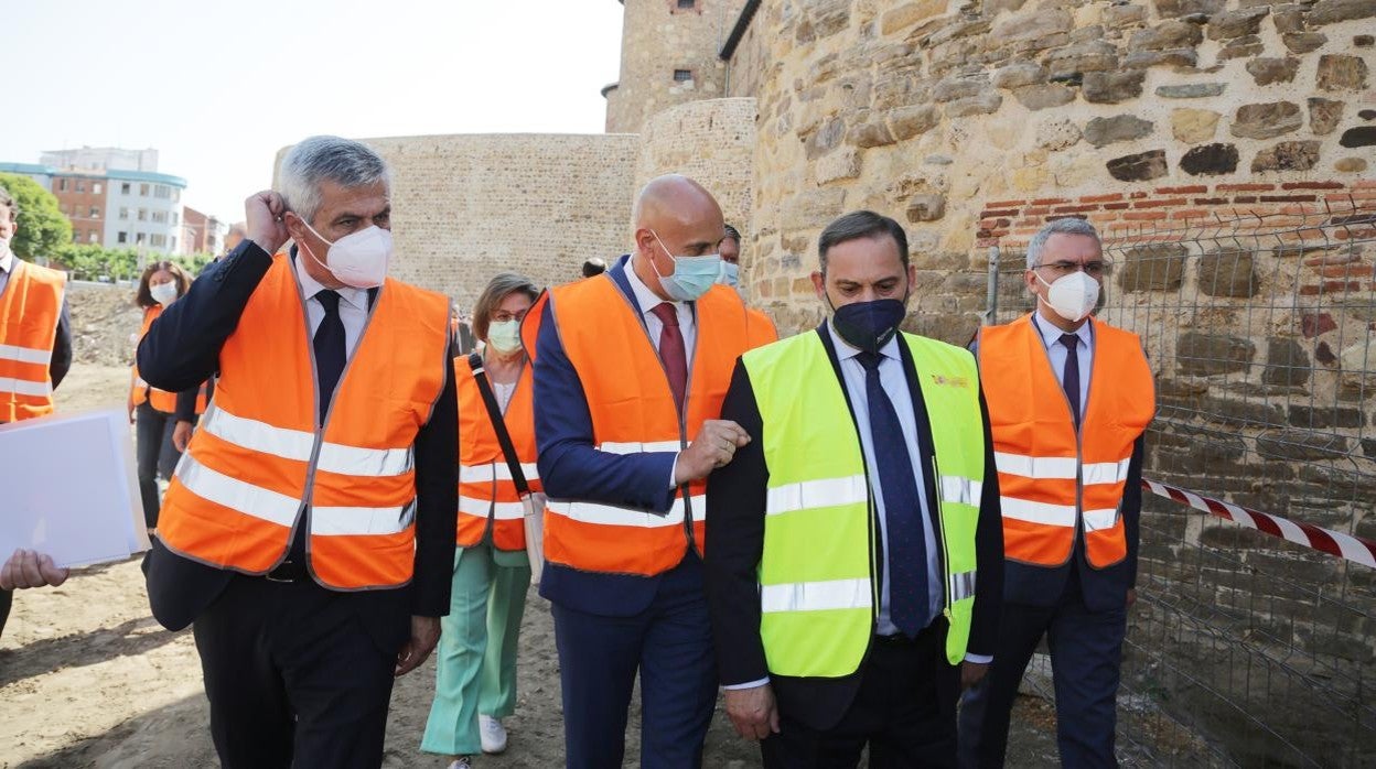 El ministro de Transportes, Movilidad y Agenda Urbana, José Luis Ábalos (2d), junto al alcalde de León, José Antonio Díez (2i),