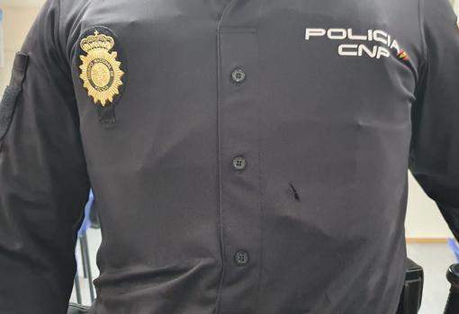 El uniforme de uno de los agentes atacados