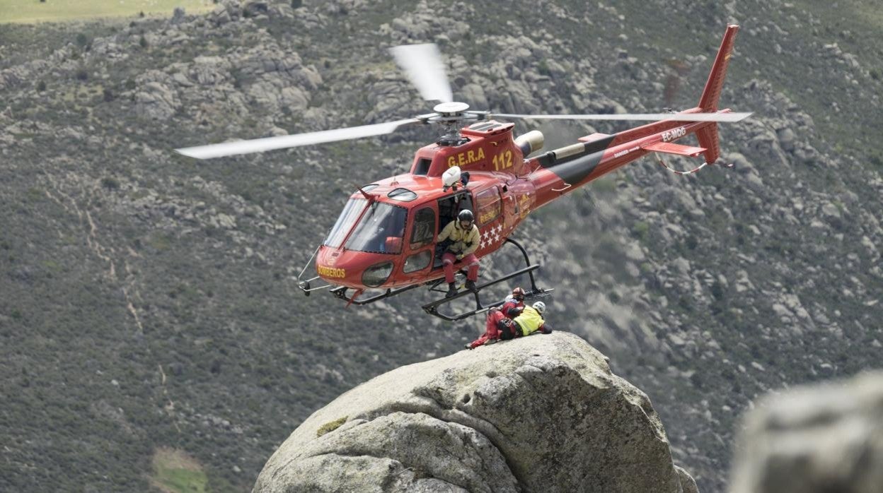 Los bomberos del GERA salvan a un escalador haciendo uso del helicóptero