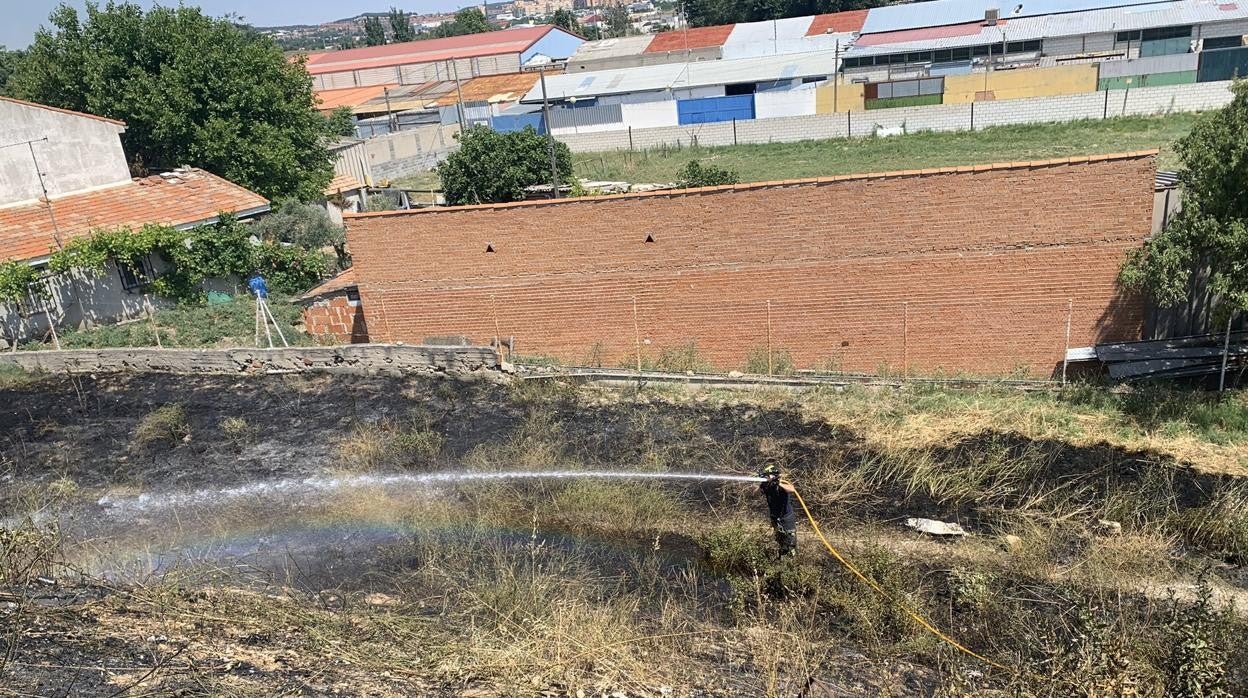 Los bomberos, trabajando esta tarde en la zona