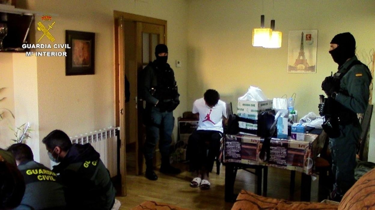 Uno de los detenidos durante la Operación Coyote / En el vídeo, entrada y registro de un domicilio