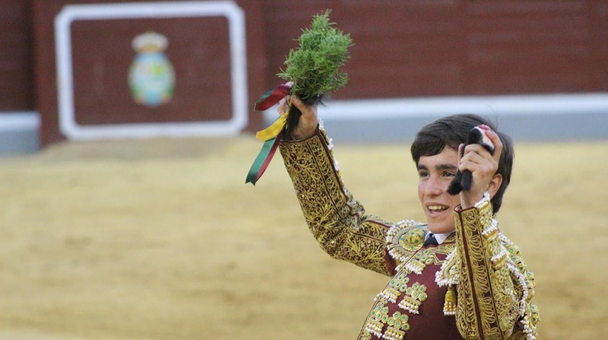 Marcos Linares saluda con los trofeos conseguidos