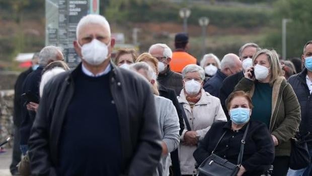 Sanidade pide a los alcaldes que controlen el uso de la mascarilla y los botellones