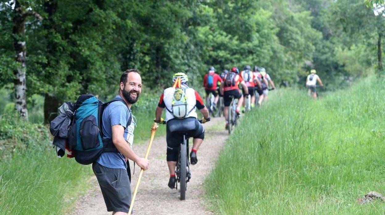 Peregrinos realizando el Camino de Santiago