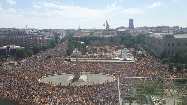 Miles de personas acuden a la Plaza de Colón para protestar contra los indultos de Sánchez