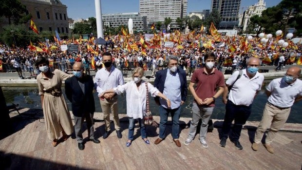 Decenas de miles de personas protestan en Colón contra los indultos y gritan a Sánchez: «¡Basta ya!»