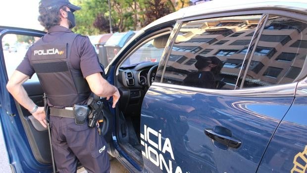 Detienen a un hombre por golpear a su pareja por todo el cuerpo y tirarla al suelo desde el coche en Valencia