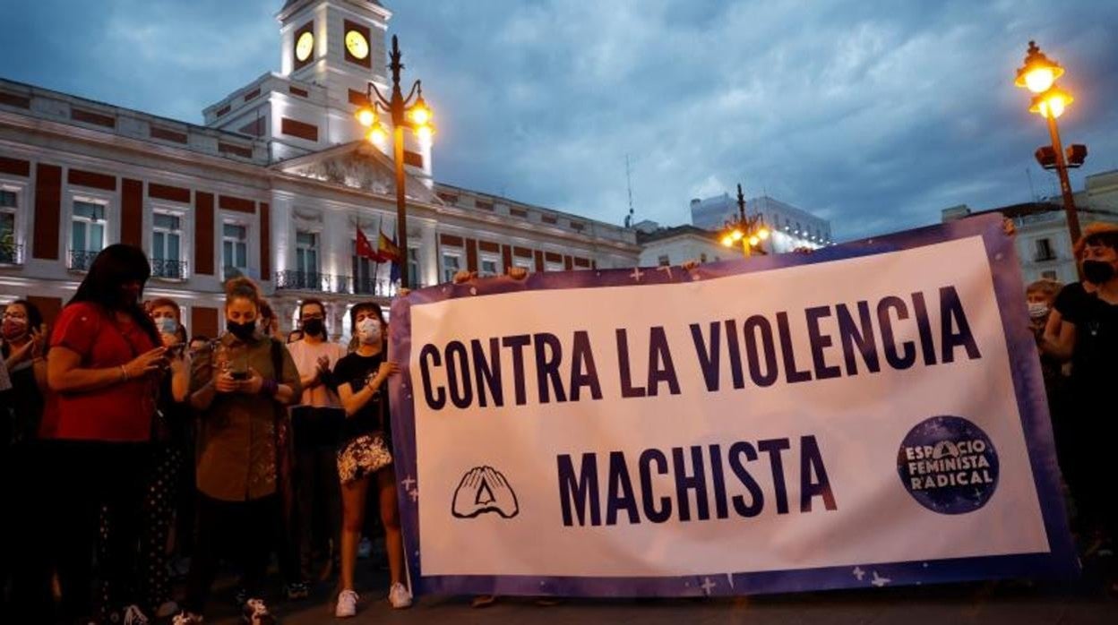 Asistentes a la concentración en la Puerta del Sol para condenar los casos de violencia de género.