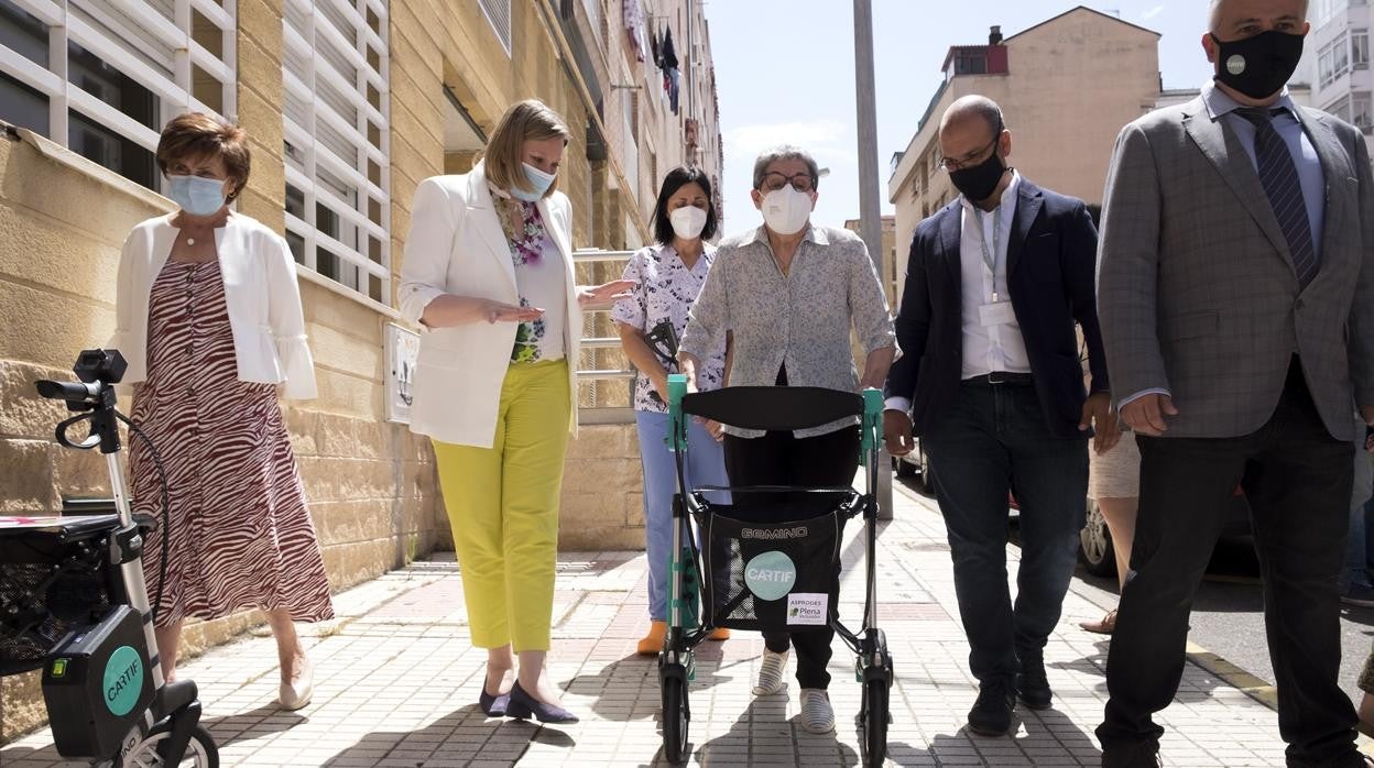 La consejera de Familia e Igualdad de Oportunidades, Isabel Blanco, conoce un prototipo de andador inteligente