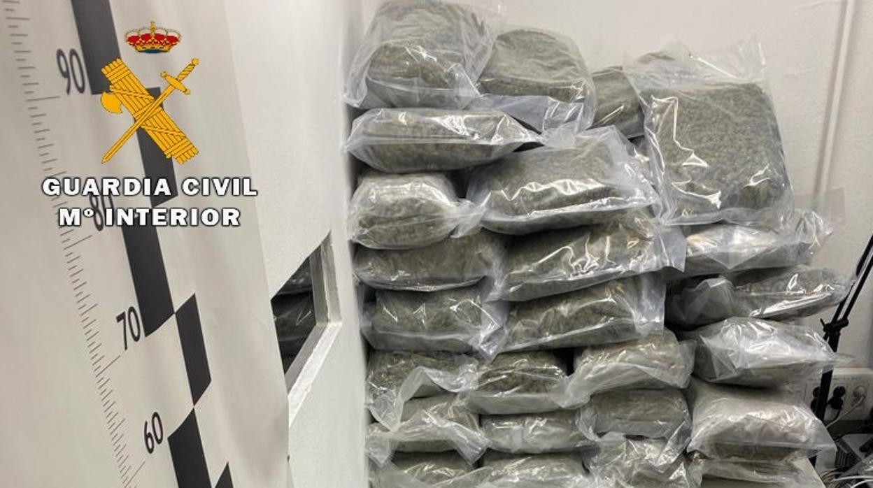 Parte del alijo de marihuana interceptado por la Guardia Civil