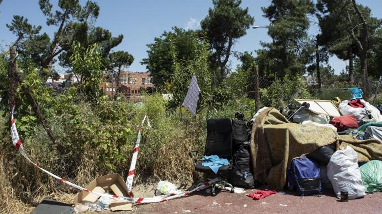 El cordón policial y basura acumulada, ayer, en el escenario del crimen