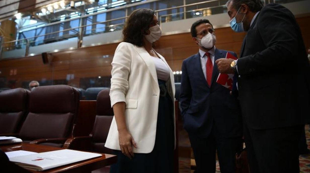 Isabel Díaz Ayuso, con Javier Fernández-Lasquetty y Enrique López, en la Asamblea de Madrid