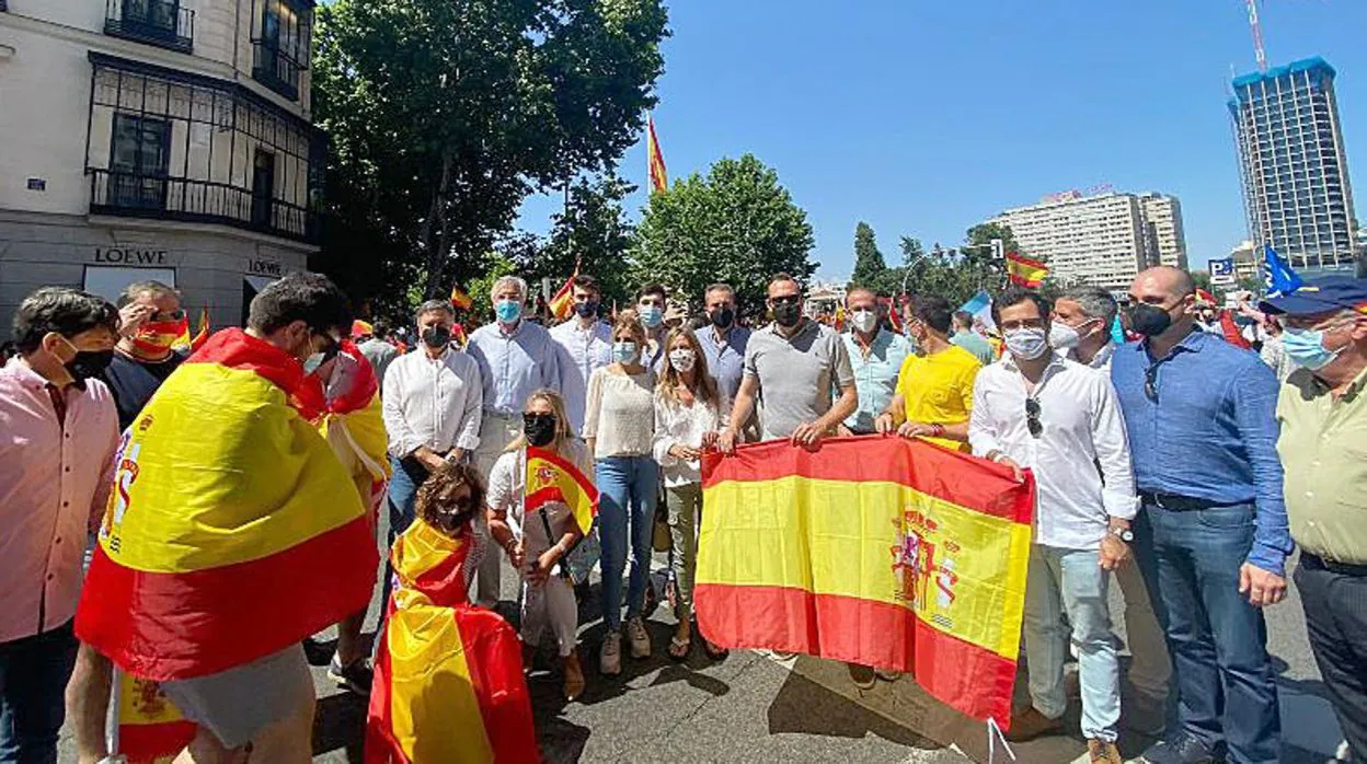 Dirigentes del PP de Castilla y León, con Francisco Vázquez a la cabeza, en la concentración de Colón