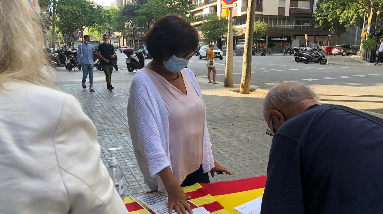 Una de las mesas instaladas por el PP en Barcelona para recoger firmas contra los indultos