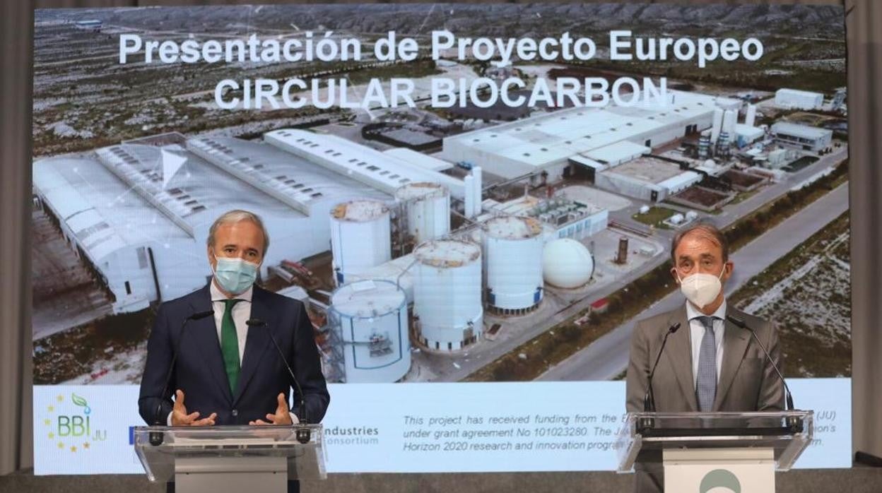 El proyecto Circular Biocarbón fue presentado este martes en Zaragoza por su alcalde, Jorge Azcón (a la izquierda) y el consejero delegado de Urbaser, José María López Piñol