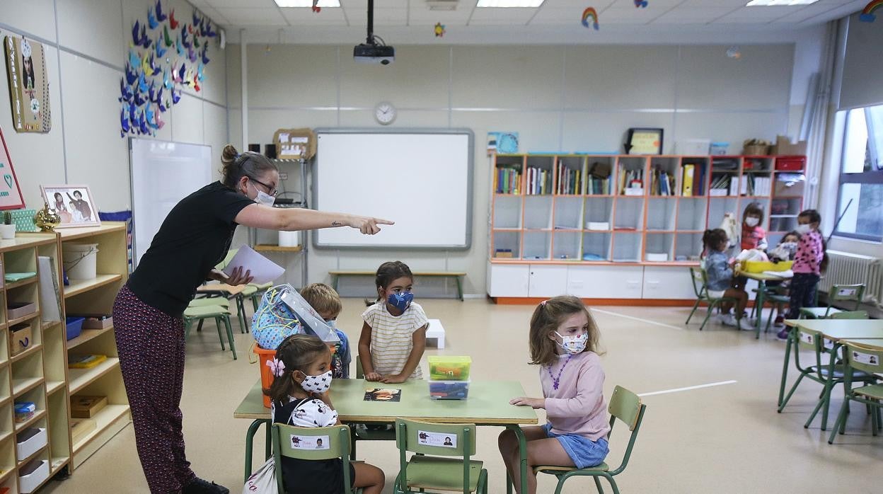 Clase de primaria con limitaciones contra el Covid