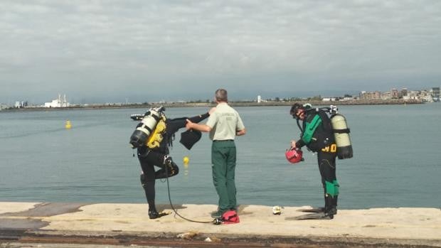 Estibadores de Castellón paralizan su actividad hasta encontrar a su compañero desaparecido en el puerto