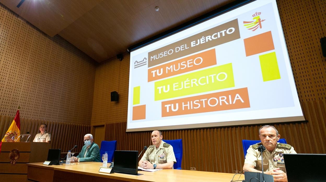 Presentación del lema y el cómic del Museo del Ejército, con su director, el general Jesús Arenas, en el centro