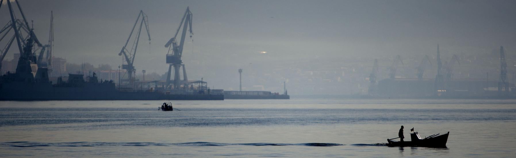 La ría gallega de Ferrol con las instalaciones de Navantia al fondo de la imagen