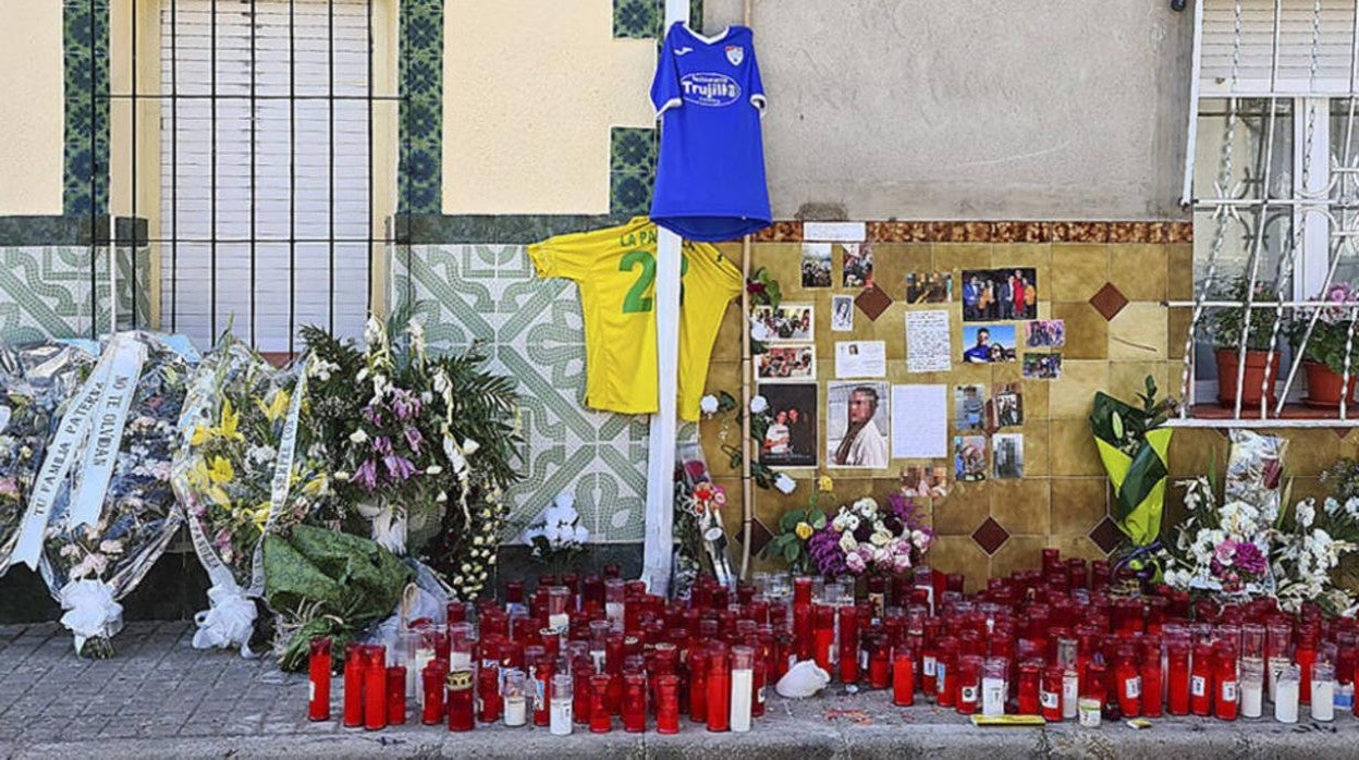 Pequeño altar improvisado en la zona en la que murieron tres jóvenes en el accidente de tráfico de Argamasilla de Alba