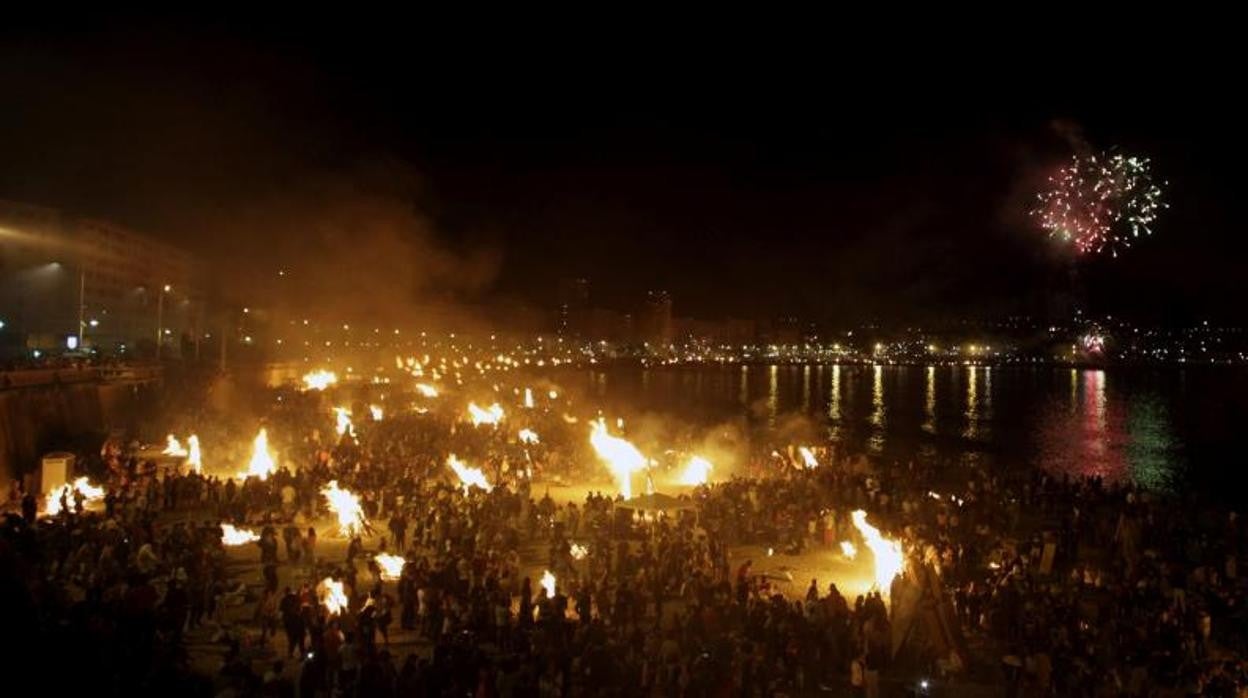 Hogueras en los arenales coruñeses por San Juan, en una imagen de archivo