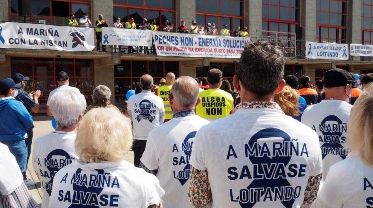 Concentración de los trabajadores de Alcoa -San Cibrao en el concello de Cervo