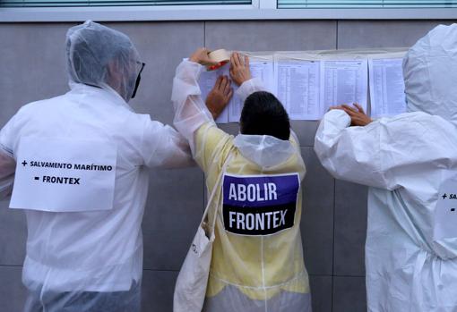 Activistas cuelgan lista de nombres de las personas muertas en la Ruta Canaria